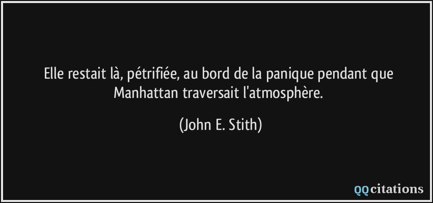 Elle restait là, pétrifiée, au bord de la panique pendant que Manhattan traversait l'atmosphère.  - John E. Stith